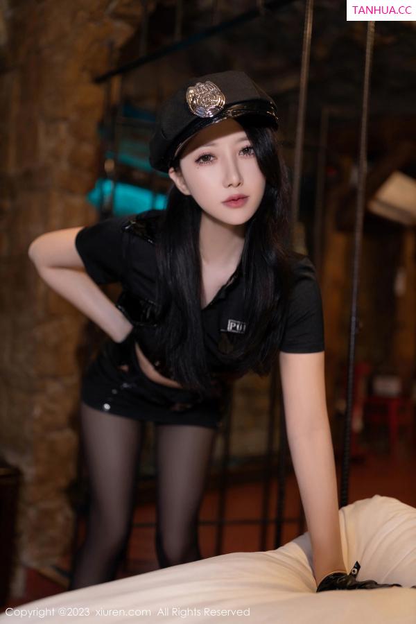 鱼子酱fish  [XiuRen]高清写真图 2023.10.27 No.7576 鱼子酱Fish 黑丝美腿第15张图片